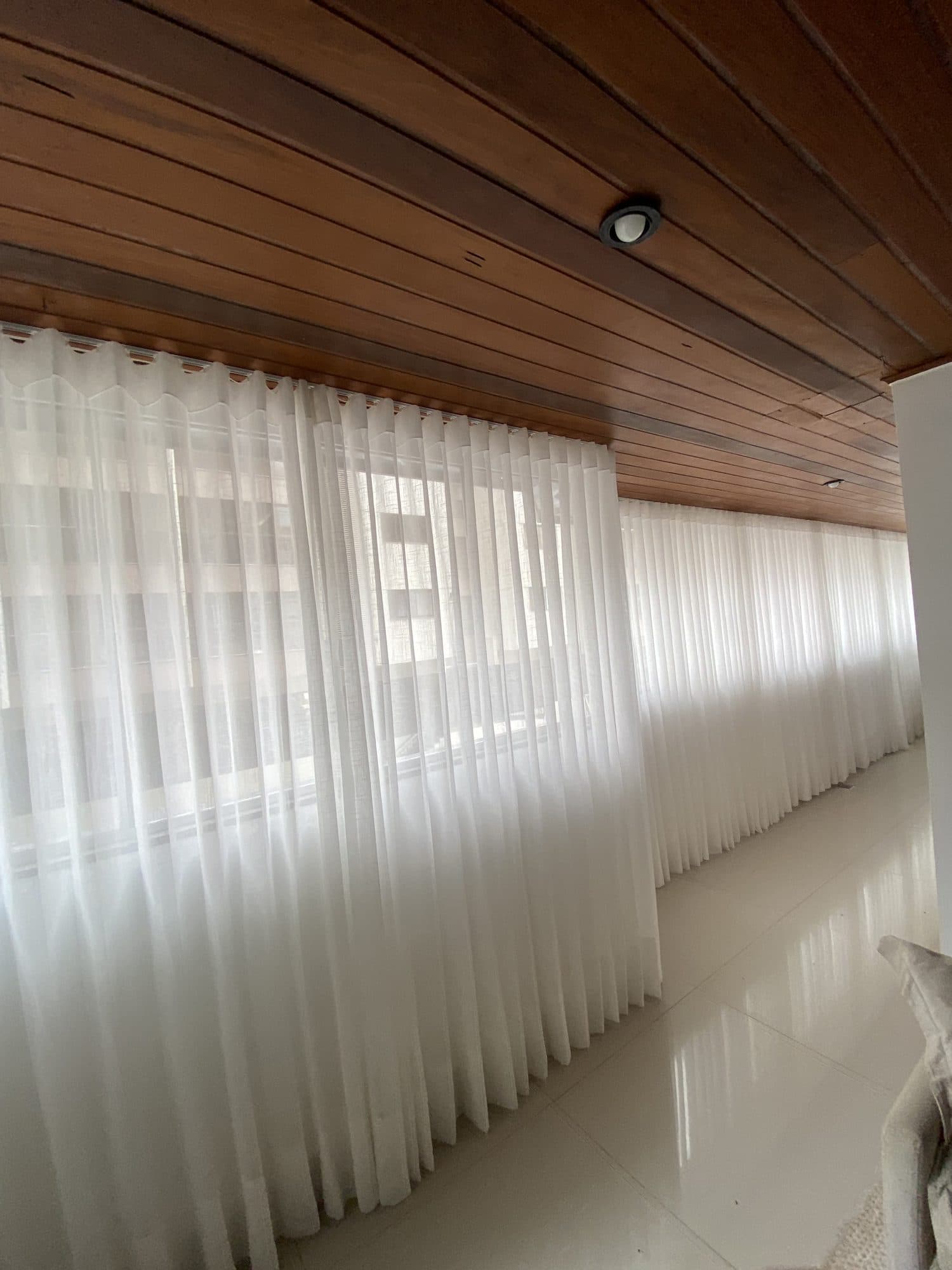 Cortina wave em sala com teto de madeira