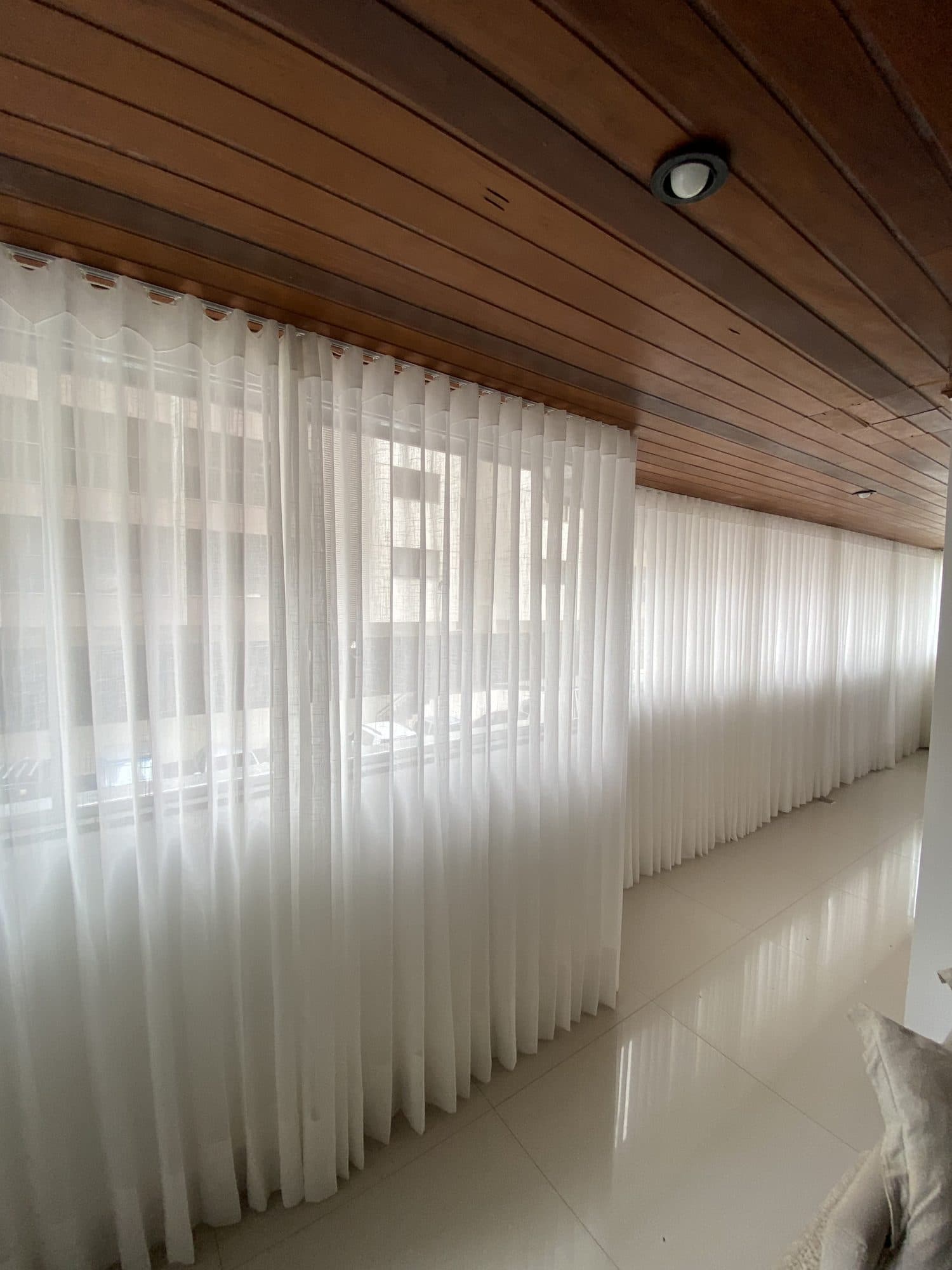 Cortina wave em sala com teto de madeira